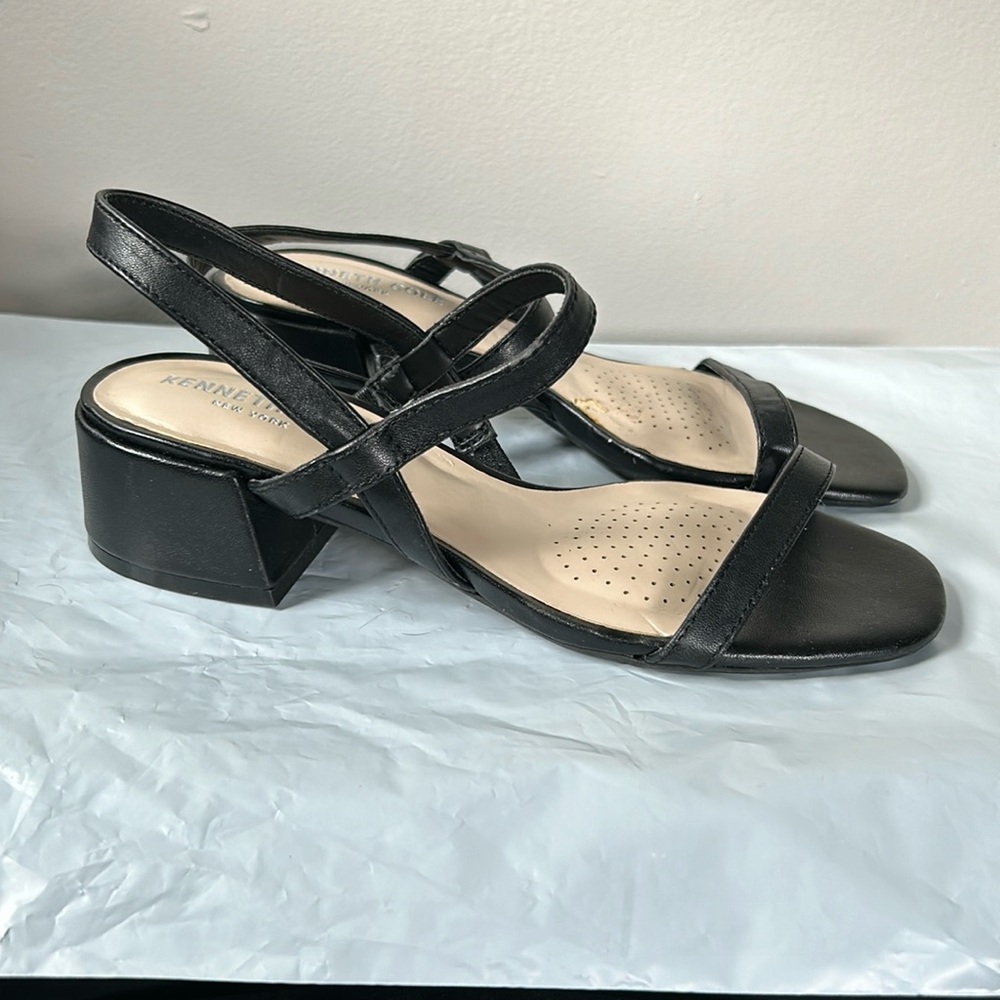 Kenneth Cole Women's Maisie Low Heeled Sandal Size 6